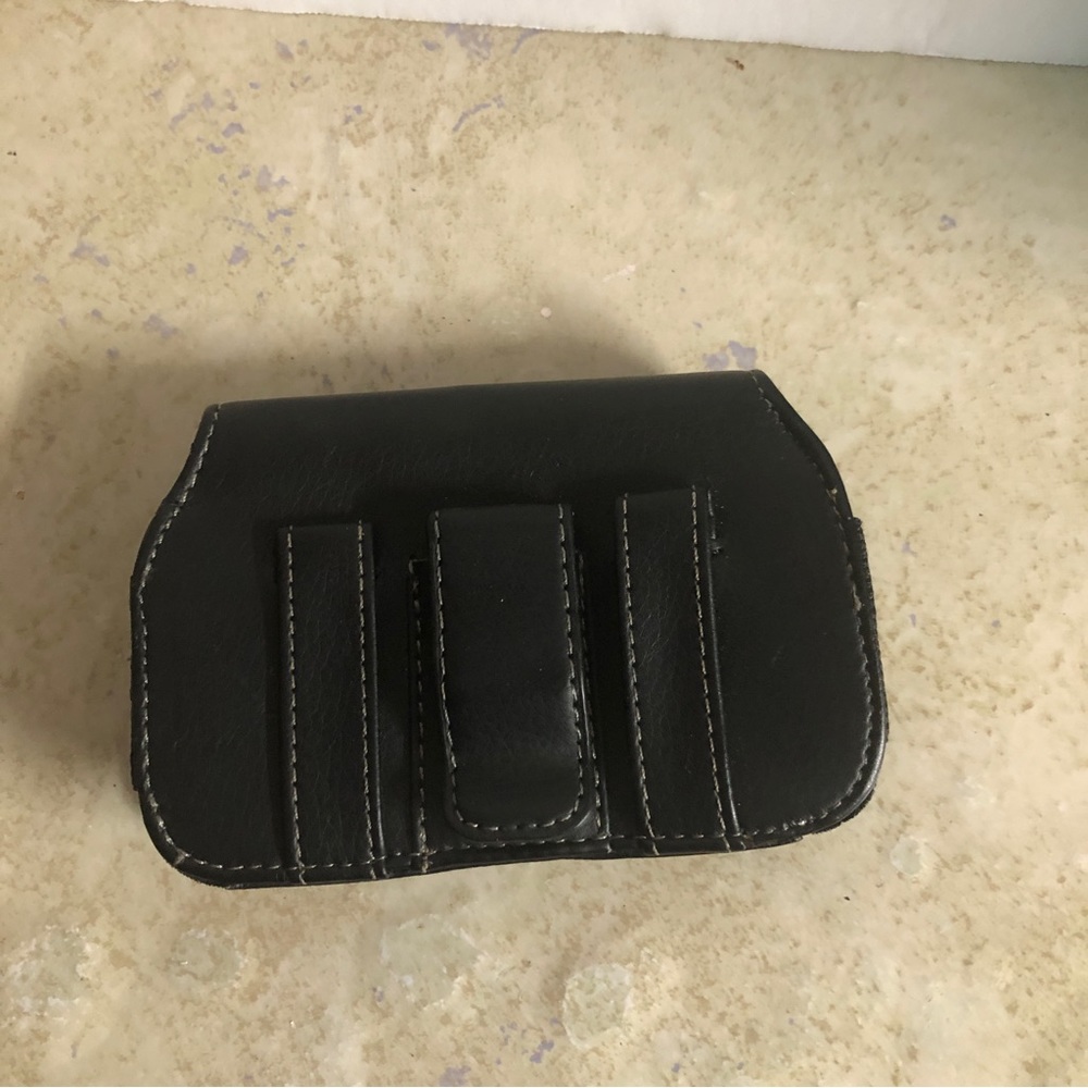 Reiko Small Black Pouch Magnetic Closure - Picture 2 of 5